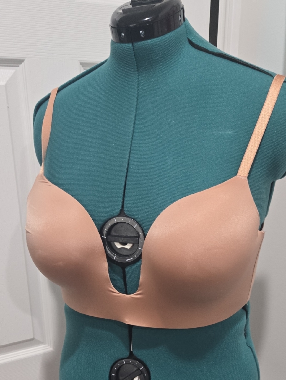 Victoria's Secret Seamless Deep Plunge Bra 38C. Nude - Smooth Support